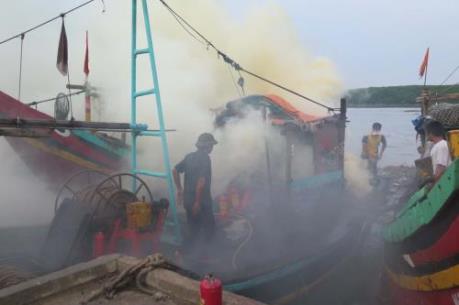 Đưa 14 thuyền viên trên tàu bị cháy vào bờ an toàn
