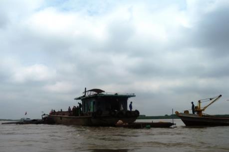 Hà Nội: Khẩn trương kiểm tra việc xả chất thải xuống sông Hồng