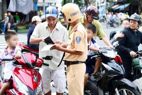 Các mức phạt người đi xe máy không sang tên đổi chủ