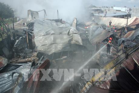 Cháy lớn thiêu rụi hơn 2.000m2 xưởng sản xuất mũ bảo hiểm