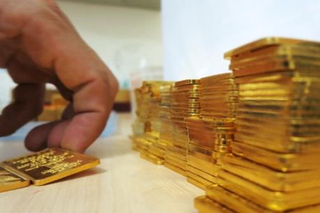 Giá vàng giảm nhẹ trong khi đồng USD vững giá