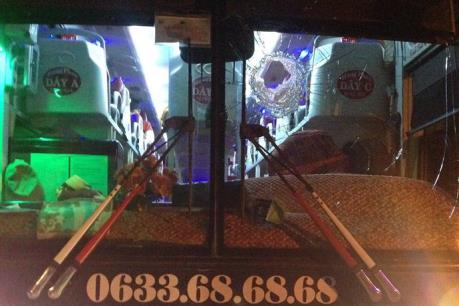 Nhiều xe khách và xe tải chạy trên Quốc lộ 20 bị ném đá, hai người bị thương