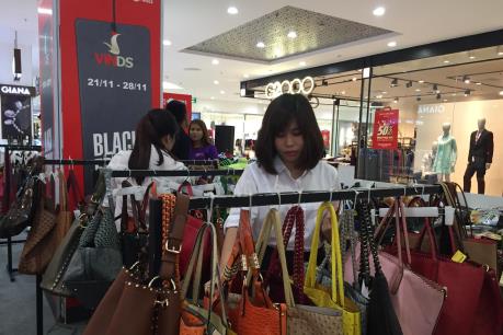Người Việt chuộng "săn" hàng ngoại mùa Black Friday