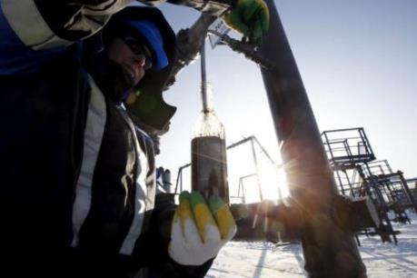 Giá dầu giảm do thị trường e ngại việc thực thi thỏa thuận của OPEC