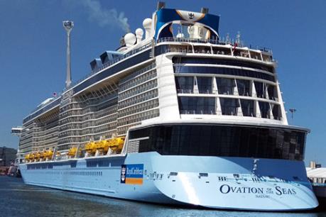 Tàu du lịch 5 sao với gần 4.100 khách du lịch cập cảng Chân Mây