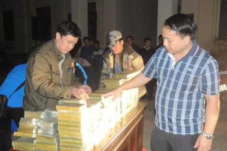 Bắt quả tang vụ vận chuyển trái phép 300 bánh heroin