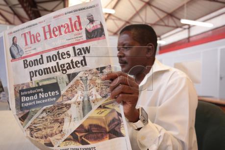 Zimbabwe phát hành tiền trái phiếu có mệnh giá tương đương đồng USD