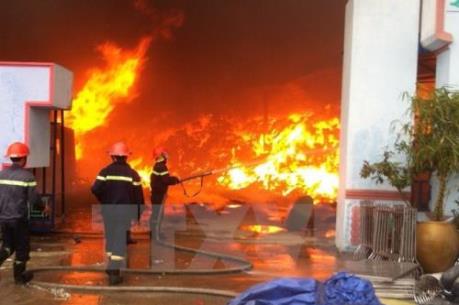 Bất ngờ cháy tại tòa nhà Vimeco, quận Cầu Giấy (Hà Nội)