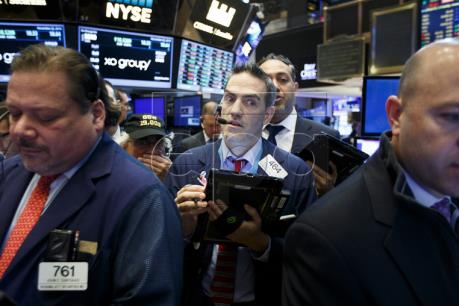 Thị trường chứng khoán Âu-Mỹ đồng loạt giảm điểm