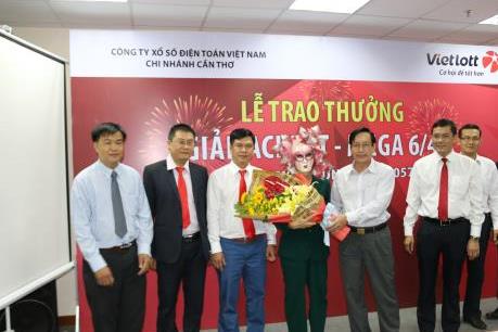 Vietlott thực hiện trả thưởng giải Jackpot hơn 54,8 tỷ đồng