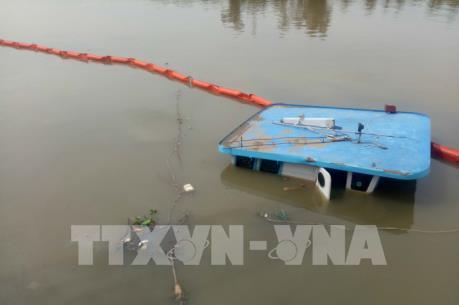 Cứu hộ sà lan gặp sự cố, sắp đâm vào cầu đường sắt