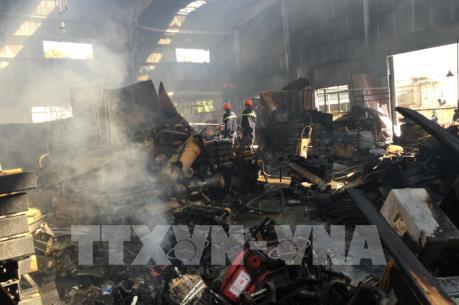 Đang cháy lớn tại cụm công nghiệp Ngọc Hồi, Hà Nội