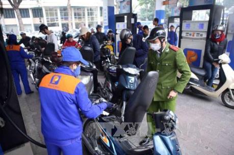 Giá xăng tăng hơn 300 đồng/lít