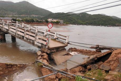 Ninh Thuận: Mưa lũ đổ về làm sập bờ Nam cầu Vĩnh Hy