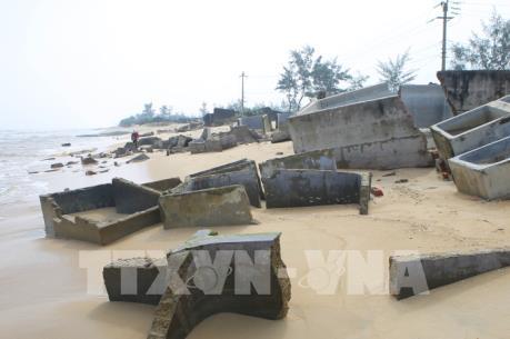 Sạt lở bờ biển nghiêm trọng "uy hiếp" các trại sản xuất tôm giống tại Phú Thuận