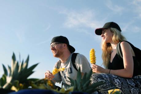 Lênh đênh trên một trong những chợ nổi ấn tượng nhất thế giới tại Việt Nam