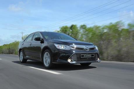 Giá xe ô tô giảm cả trăm triệu, khách hàng vẫn chờ