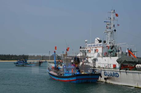 Ứng cứu kịp thời tàu cá cùng 12 ngư dân trôi dạt trên vùng biển Trường Sa