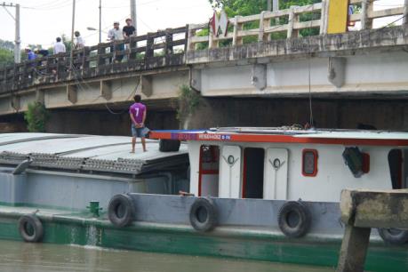 Bình Dương: Sà lan 900 tấn bị mắc kẹt gây ách tắc giao thông