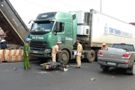 Xe máy đấu đầu xe tải khiến 2 người bị thương nặng