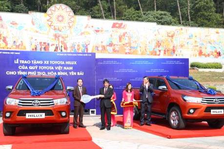 Toyota Việt Nam tặng xe Hilux cho 3 tỉnh miền núi phía Bắc
