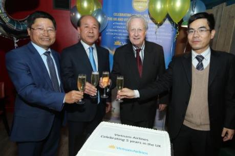 Vietnam Airlines kỷ niệm 5 năm mở đường bay thẳng Việt Nam - Anh
