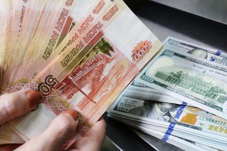 Người Nga ồ ạt thu mua ngoại tệ do lo ngại đồng ruble mất giá