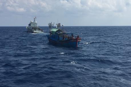 Cứu thành công 13 người trên tàu cá gặp nạn