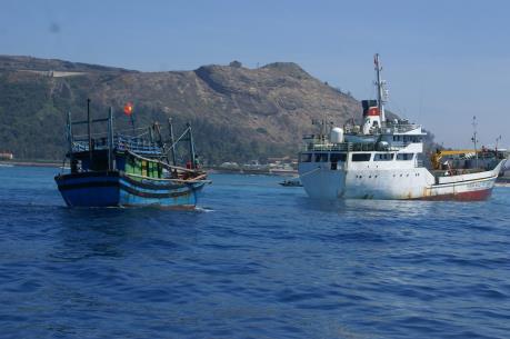 Lai dắt tàu cá bị nạn trên biển về bờ an toàn