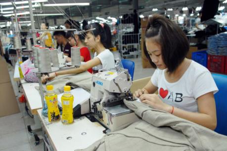 ILO: Lao động ngành dệt may, da giày trước nguy cơ mất việc do tự động hóa