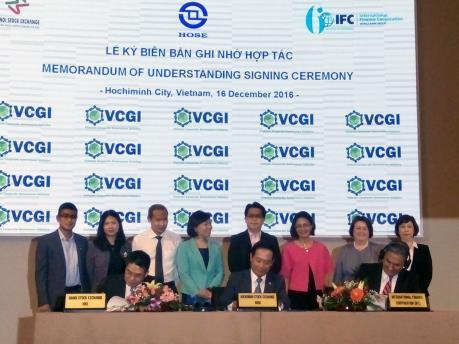 HOSE và HNX ký kết biên bản hợp tác với IFC
