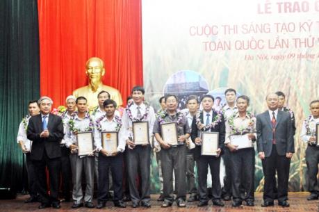 Tự chế nhiều máy móc phục vụ sản xuất nông nghiệp