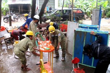 Truyền tải điện Phú Yên chung tay với đồng bào lũ lụt