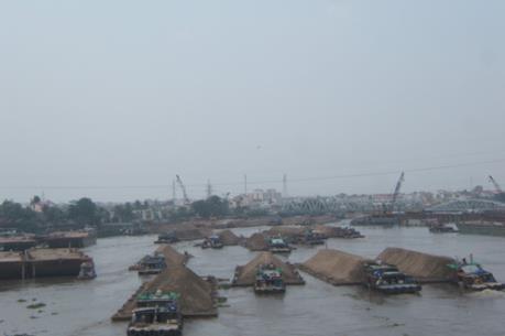 Tạm giữ 6 sà lan vận chuyển hàng nghìn mét khối cát trái phép