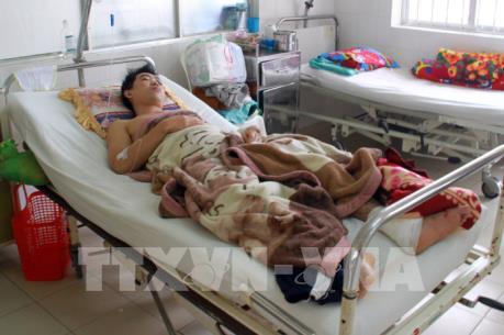 Vụ sạt lở núi ở Khánh Hòa: Đưa một nạn nhân trong đống đổ nát ra ngoài