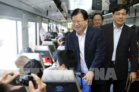 Phó Thủ tướng Trịnh Đình Dũng thị sát thực trạng hạ tầng của ngành đường sắt