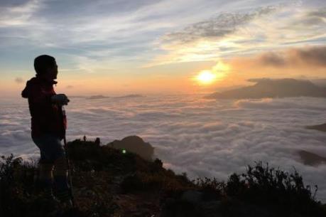 Ngắm biển mây đẹp mê hồn trên núi Bạch Mộc Lương Tử