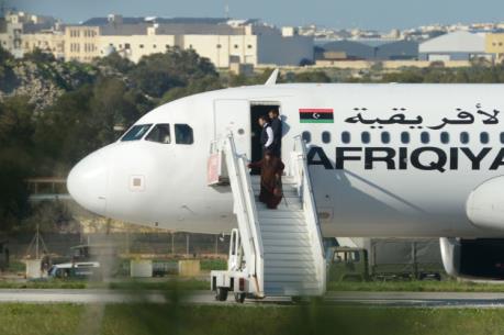 Diễn biến mới nhất vụ cướp máy bay Libya: Những hành khách đầu tiên rời khỏi máy bay