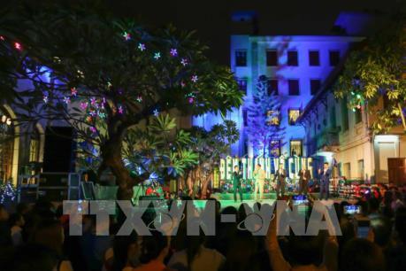 Hà Nội nhộn nhịp đón Giáng sinh