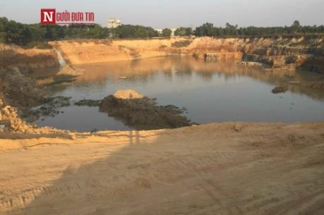 Bắt 2 đối tượng khai thác trái phép hàng triệu khối đất gần sân bay Nội Bài