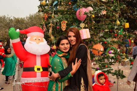 Không khí lễ Giáng sinh và Năm mới rộn ràng muôn nơi