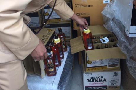 Thanh Hóa: Bắt giữ hơn 1.000 chai rượu ngoại và nhiều hàng hóa không có giấy tờ hợp lệ