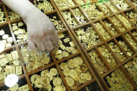 Giá vàng châu Á giảm do đồng USD mạnh lên