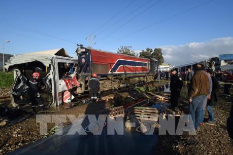 Tàu hỏa đâm vỡ đôi xe buýt khiến gần 60 người thương vong