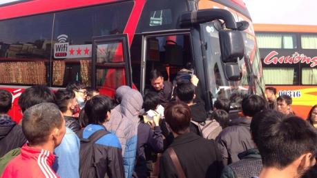 Hành khách đổ dồn về bến xe Giáp Bát, vật vã chờ xe về quê