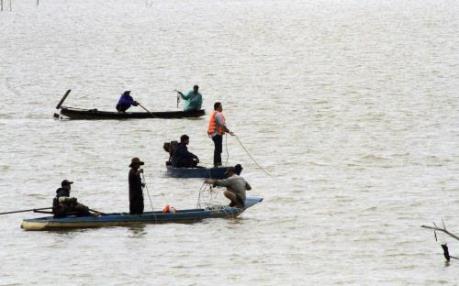 Lật thuyền trên hồ thủy điện làm 3 người mất tích