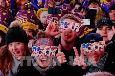 Hàng nghìn người chờ đợi lễ thả quả cầu pha lê tại quảng trường New York