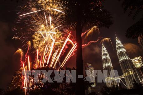 Pháo hoa mừng năm mới tại Malaysia bất ngờ rơi xuống đám đông và phát nổ
