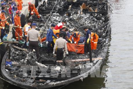 Tiết lộ nguyên nhân phà chở khách ở Indonesia bốc cháy