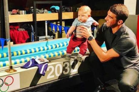 Mới 6 tháng tuổi, con trai Michael Phelps đã bắt đầu học bơi